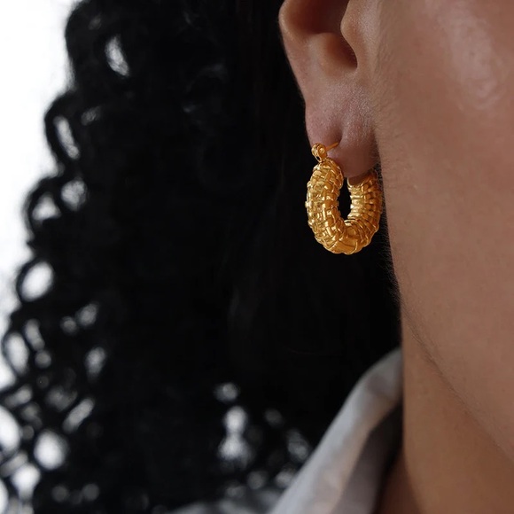 NEW💎18K Gold Small Chunky Hoop Earrings*Braided Earrings - Picture 2 of 5